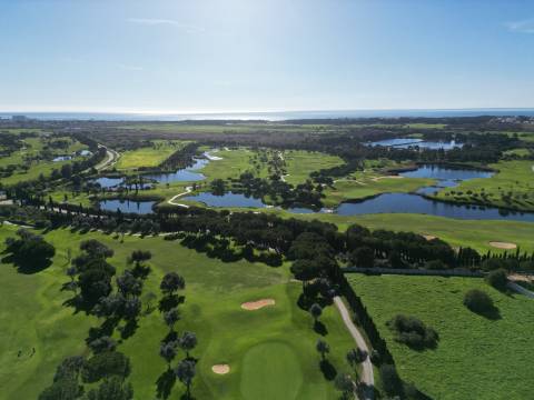 Vilamoura - Moradia em Banda T0+1 em Condomínio com Piscina (Pronta a Habitar)