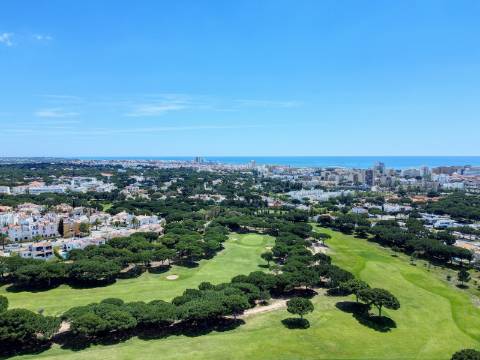 Vilamoura - Moradia em Banda T0+1 em Condomínio com Piscina (Pronta a Habitar)