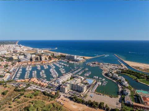 Vilamoura - Moradia em Banda T0+1 em Condomínio com Piscina (Pronta a Habitar)