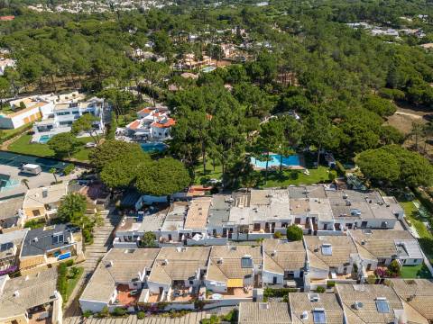 Vilamoura - Moradia em Banda T0+1 em Condomínio com Piscina (Pronta a Habitar)