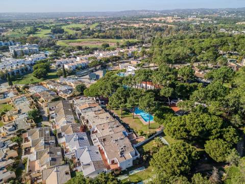 Vilamoura - Moradia em Banda T0+1 em Condomínio com Piscina (Pronta a Habitar)