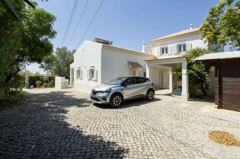 Excepcional moradia renovada com muito gosto