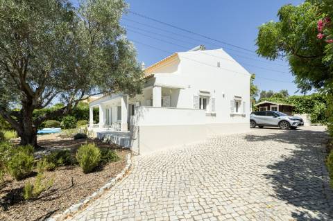 Excepcional moradia renovada com muito gosto