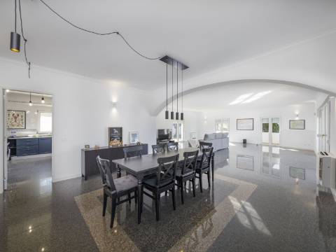 FERRAGUDO - Moradia T5 com vista sobre o Rio Arade