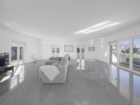 FERRAGUDO - Moradia T5 com vista sobre o Rio Arade