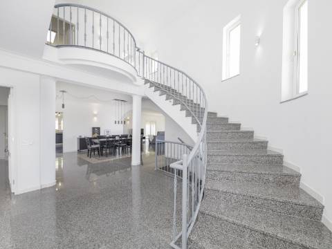 FERRAGUDO - Moradia T5 com vista sobre o Rio Arade