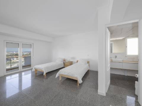 FERRAGUDO - Moradia T5 com vista sobre o Rio Arade