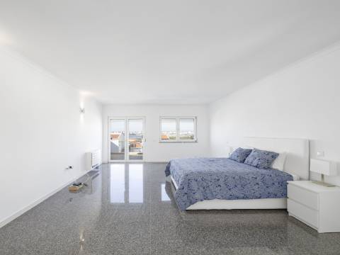 FERRAGUDO - Moradia T5 com vista sobre o Rio Arade