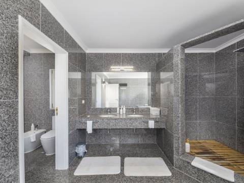 FERRAGUDO - Moradia T5 com vista sobre o Rio Arade