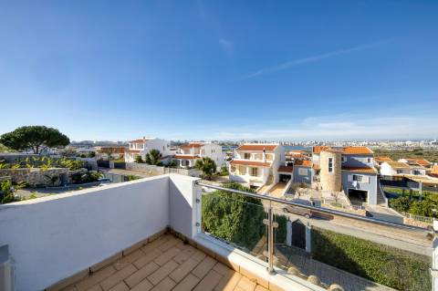 FERRAGUDO - Moradia T5 com vista sobre o Rio Arade