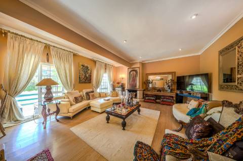 Villa de luxo com 6 quartos, casa de hóspedes e vistas deslumbrantes para o campo