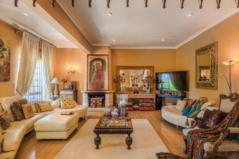 Villa de luxo com 6 quartos, casa de hóspedes e vistas deslumbrantes para o campo