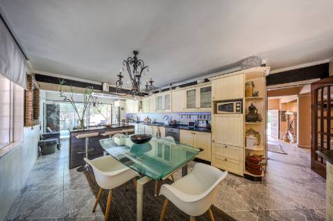 Villa de luxo com 6 quartos, casa de hóspedes e vistas deslumbrantes para o campo