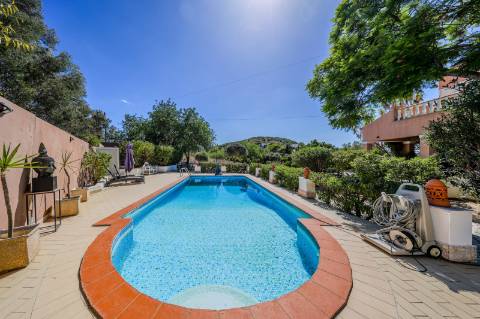 Villa de luxo com 6 quartos, casa de hóspedes e vistas deslumbrantes para o campo