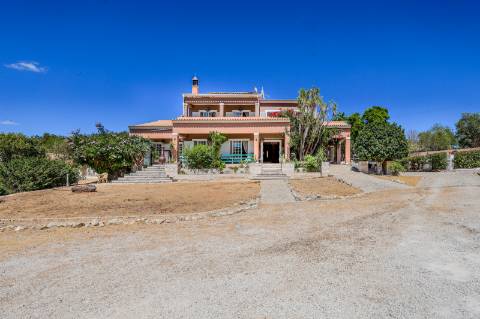 Villa de luxo com 6 quartos, casa de hóspedes e vistas deslumbrantes para o campo