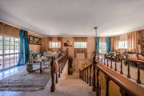 Villa de luxo com 6 quartos, casa de hóspedes e vistas deslumbrantes para o campo