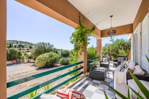 Villa de luxo com 6 quartos, casa de hóspedes e vistas deslumbrantes para o campo