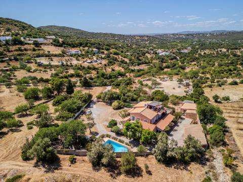 Villa de luxo com 6 quartos, casa de hóspedes e vistas deslumbrantes para o campo
