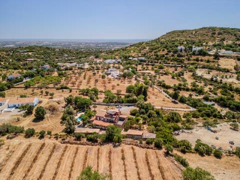 Villa de luxo com 6 quartos, casa de hóspedes e vistas deslumbrantes para o campo