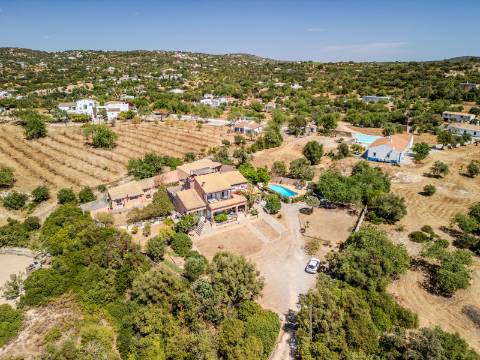 Villa de luxo com 6 quartos, casa de hóspedes e vistas deslumbrantes para o campo
