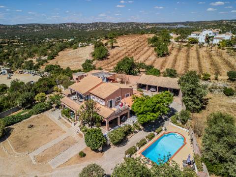 Villa de luxo com 6 quartos, casa de hóspedes e vistas deslumbrantes para o campo
