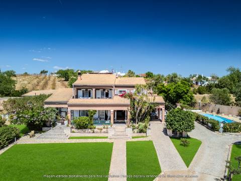 Villa de luxo com 6 quartos, casa de hóspedes e vistas deslumbrantes para o campo