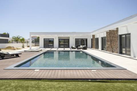 Moradia elegante T3+1 com garagem para 4 carros e vista panorâmica