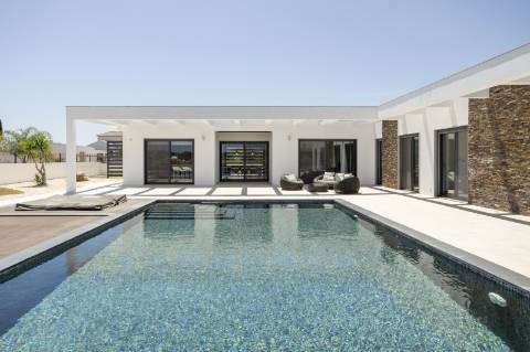 Moradia elegante T3+1 com garagem para 4 carros e vista panorâmica