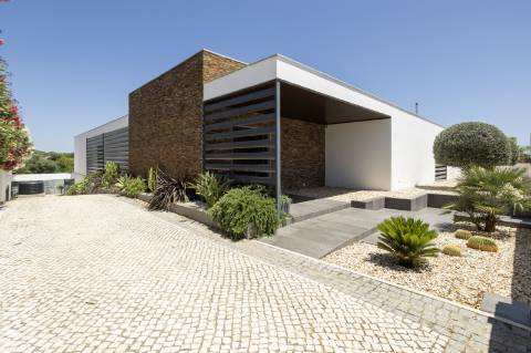 Moradia elegante T3+1 com garagem para 4 carros e vista panorâmica