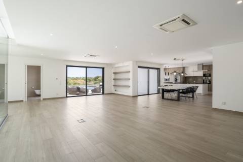 Moradia elegante T3+1 com garagem para 4 carros e vista panorâmica