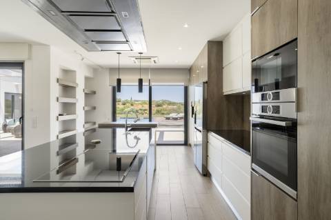 Moradia elegante T3+1 com garagem para 4 carros e vista panorâmica