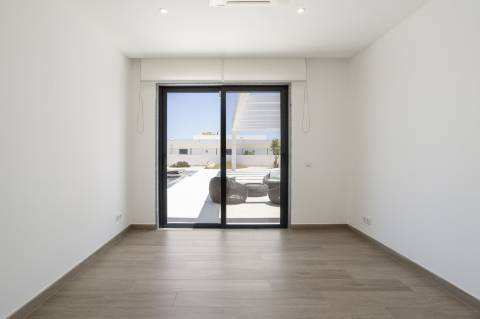 Moradia elegante T3+1 com garagem para 4 carros e vista panorâmica