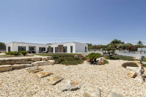 Moradia elegante T3+1 com garagem para 4 carros e vista panorâmica