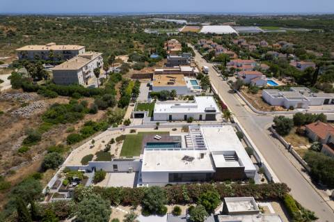 Moradia elegante T3+1 com garagem para 4 carros e vista panorâmica