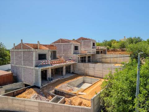 BOLIQUEIME - Moradia T3 com piscina em construção