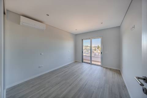 GAMBELAS - T3 penthouse e com terraço privado