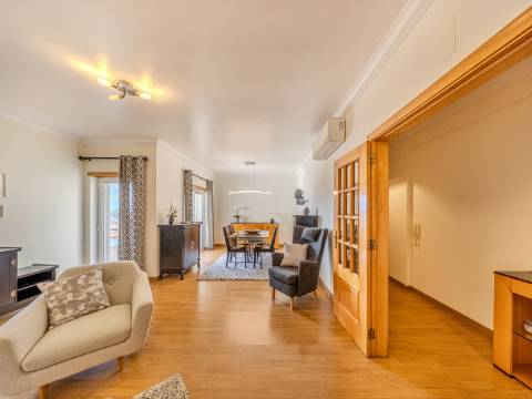 ARMAÇÃO DE PÊRA - Apartamento T2 no último piso com VISTA MAR