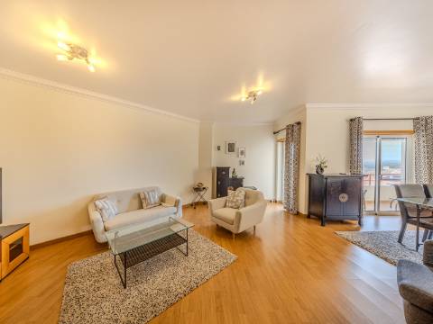 ARMAÇÃO DE PÊRA - Apartamento T2 no último piso com VISTA MAR