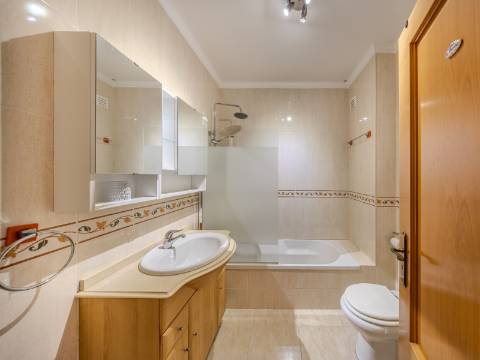 ARMAÇÃO DE PÊRA - Apartamento T2 no último piso com VISTA MAR