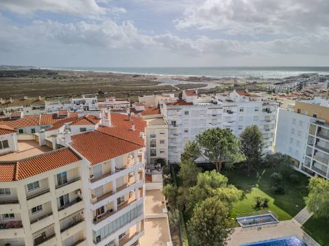 ARMAÇÃO DE PÊRA - Apartamento T2 no último piso com VISTA MAR