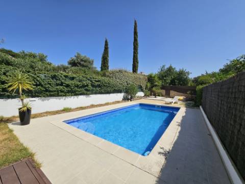 Almancil - Excelente moradia geminada de 3 quartos situada ao sul da Cidade