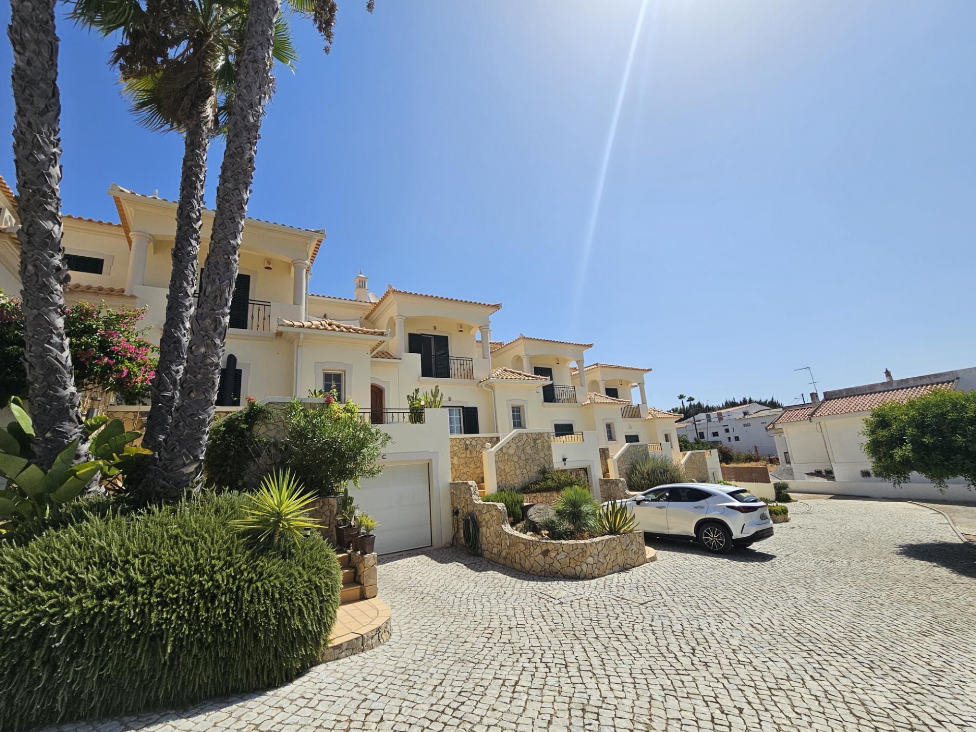 Almancil - Excelente moradia geminada de 3 quartos situada ao sul da Cidade