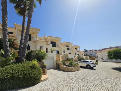 Almancil - Excelente moradia geminada de 3 quartos situada ao sul da Cidade