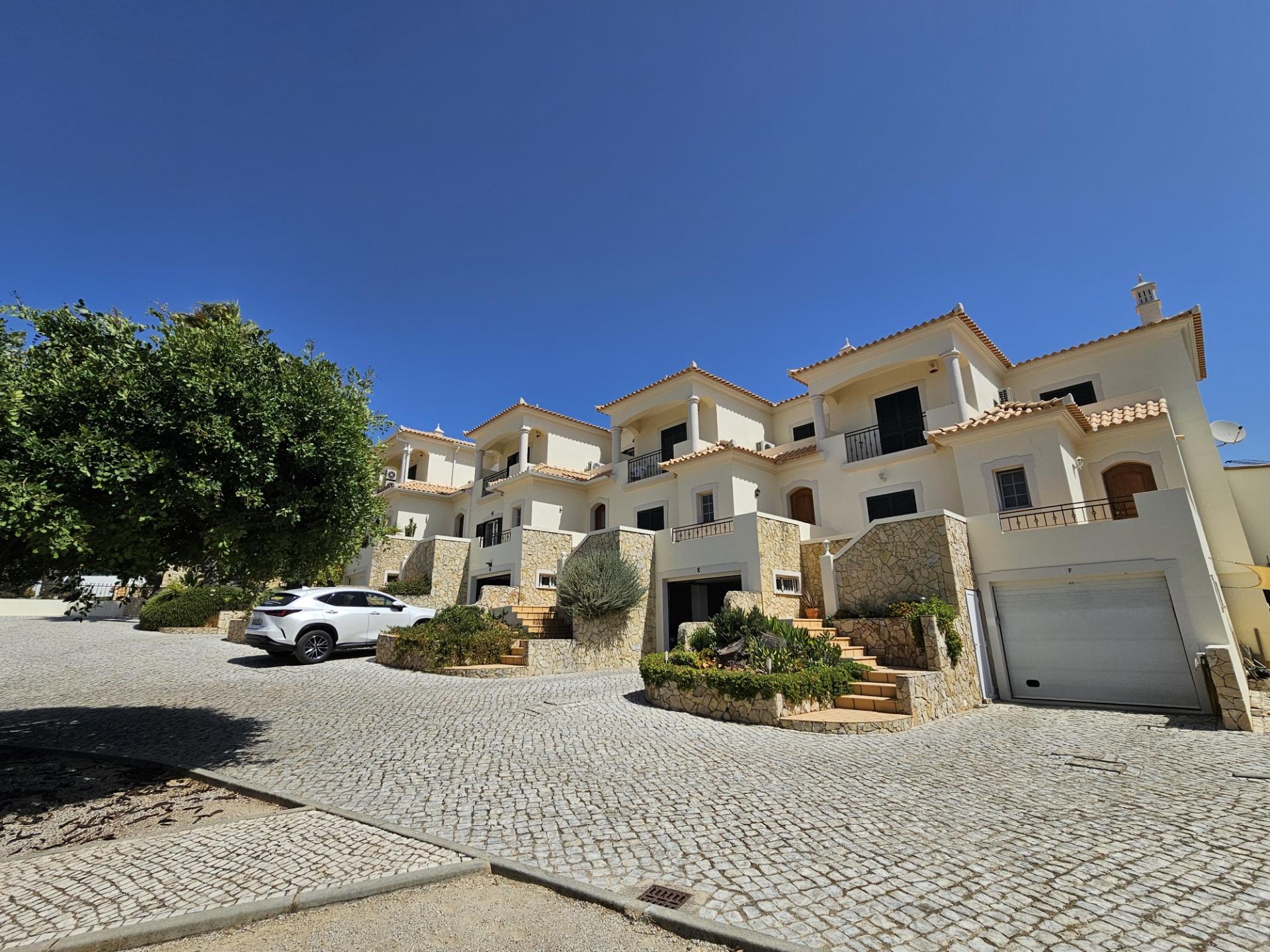 Almancil - Excelente moradia geminada de 3 quartos situada ao sul da Cidade