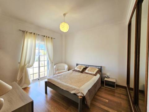 Almancil - Excelente moradia geminada de 3 quartos situada ao sul da Cidade