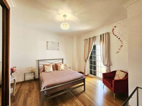 Almancil - Excelente moradia geminada de 3 quartos situada ao sul da Cidade