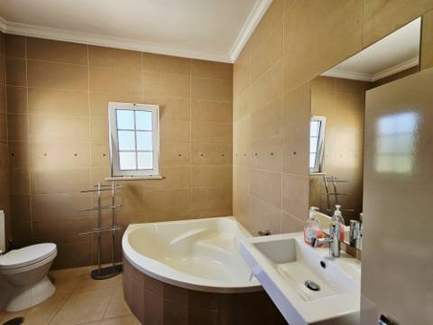 Almancil - Excelente moradia geminada de 3 quartos situada ao sul da Cidade