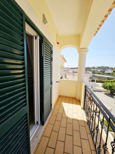 Almancil - Excelente moradia geminada de 3 quartos situada ao sul da Cidade