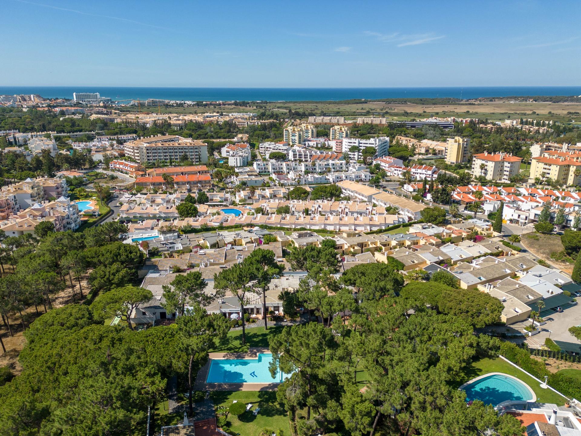 Vilamoura - Moradia em Banda T0+1 em Condomínio com Piscina (Pronta a Habitar)