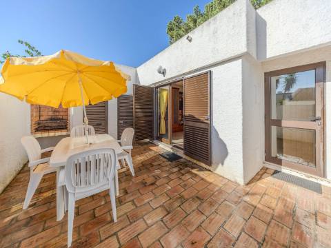 Vilamoura - Moradia em Banda T0+1 em Condomínio com Piscina (Pronta a Habitar)